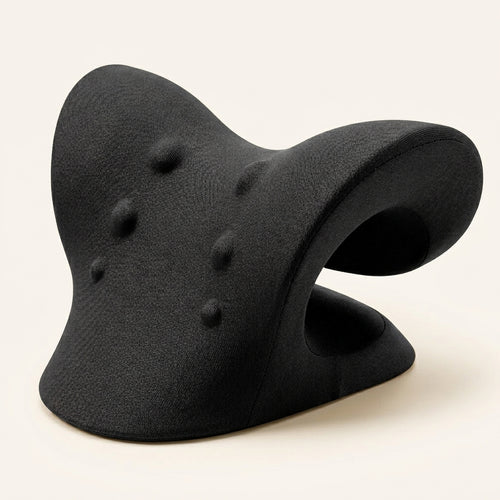Coussin de traction cervicale NUOKA noir en forme de C, vue de trois quarts sur fond crème